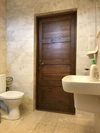 Гостевой дом Vila Blanca Alexandru cel Bun Трехместный номер с основными удобствами и общей ванной комнатой-3